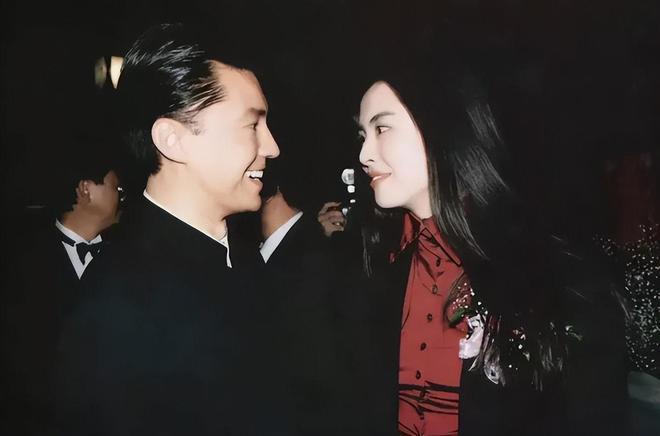 被称亚洲第一美男林青霞为他一夜不睡73岁无妻无子与狗相伴|尊